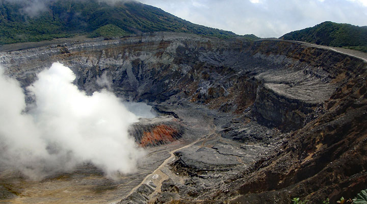Вулкан Поас: его кратер — один из самых больших в мире