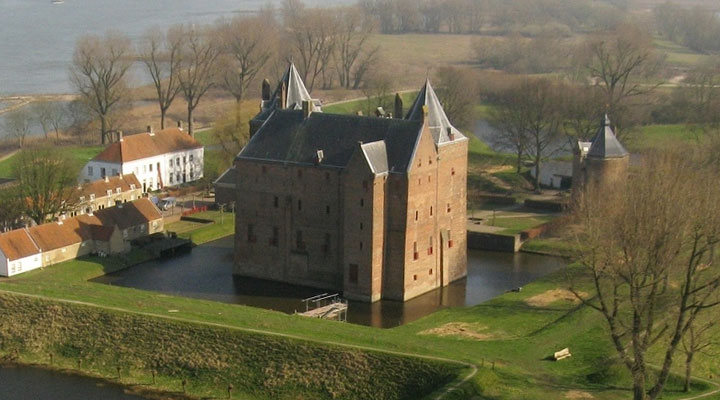 Замок Лувестейн: один из самых посещаемых замков Нидерландов